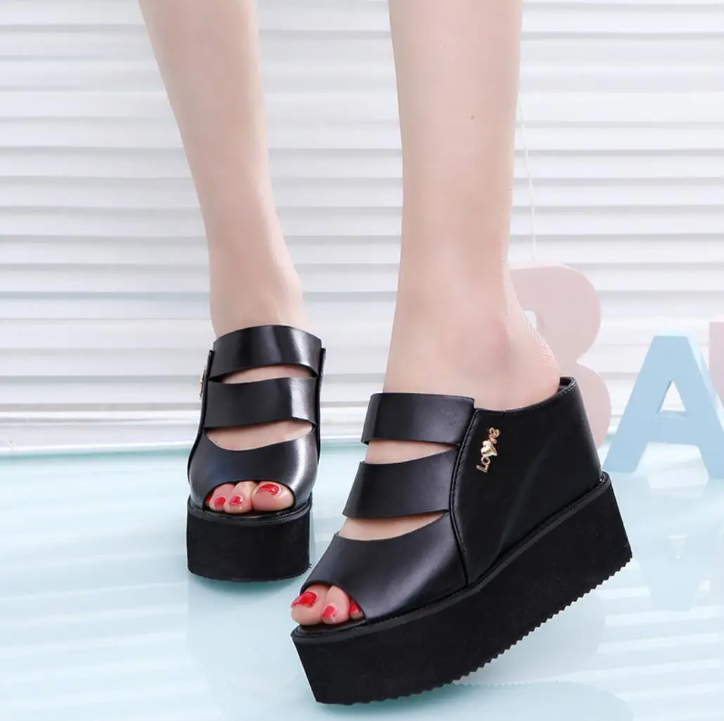 Женские шлепанцы на платформе пляжные сандалии очень высокой танкетке 11 см