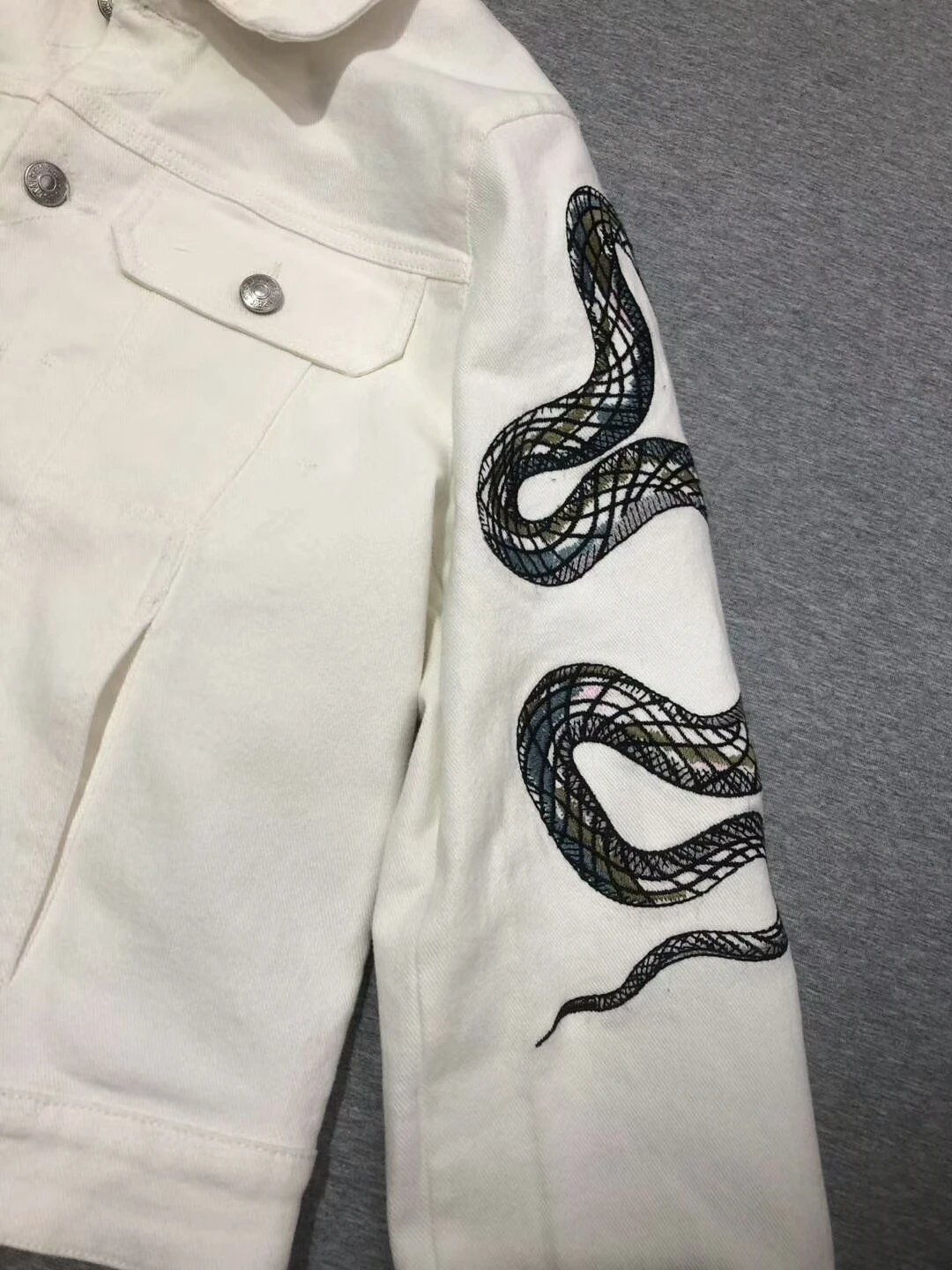 

New Arrive Women Jacket 2021 Butterfly Snake Embroidery White Denim Jacket