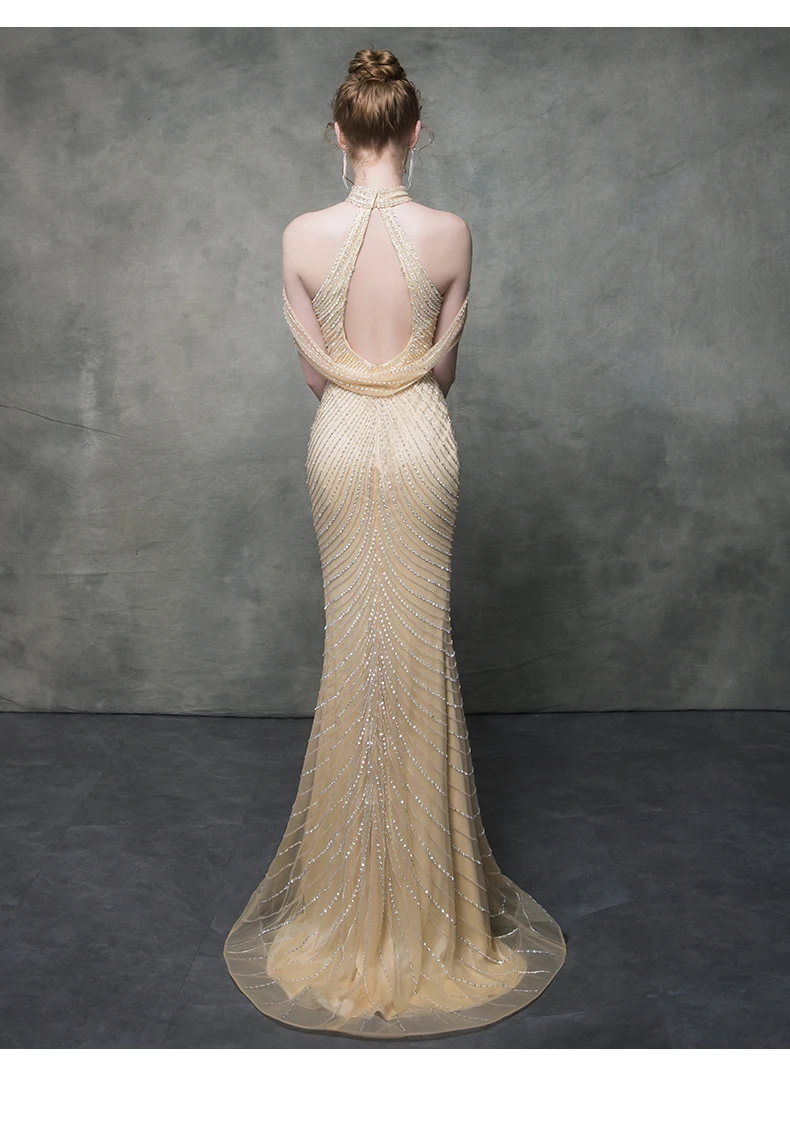 Сексуальные платья знаменитостей с открытой спиной и высоким горлом расшитые