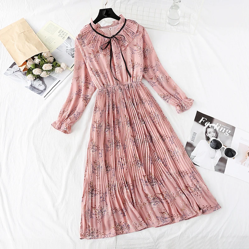 Элегантное женское платье с круглым вырезом и цветочным принтом расклешенный