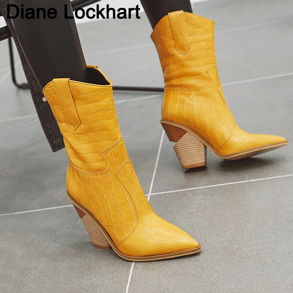 Короткие ботинки со змеиным принтом с острым носком Женские на танкетке Зимняя