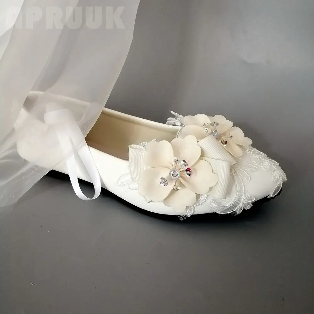 

Цвета слоновой кости с цветами Свадебная обувь на плоской подошве; Туфли для невесты ручной работы милые дизайнерские кружевное платье с цв...