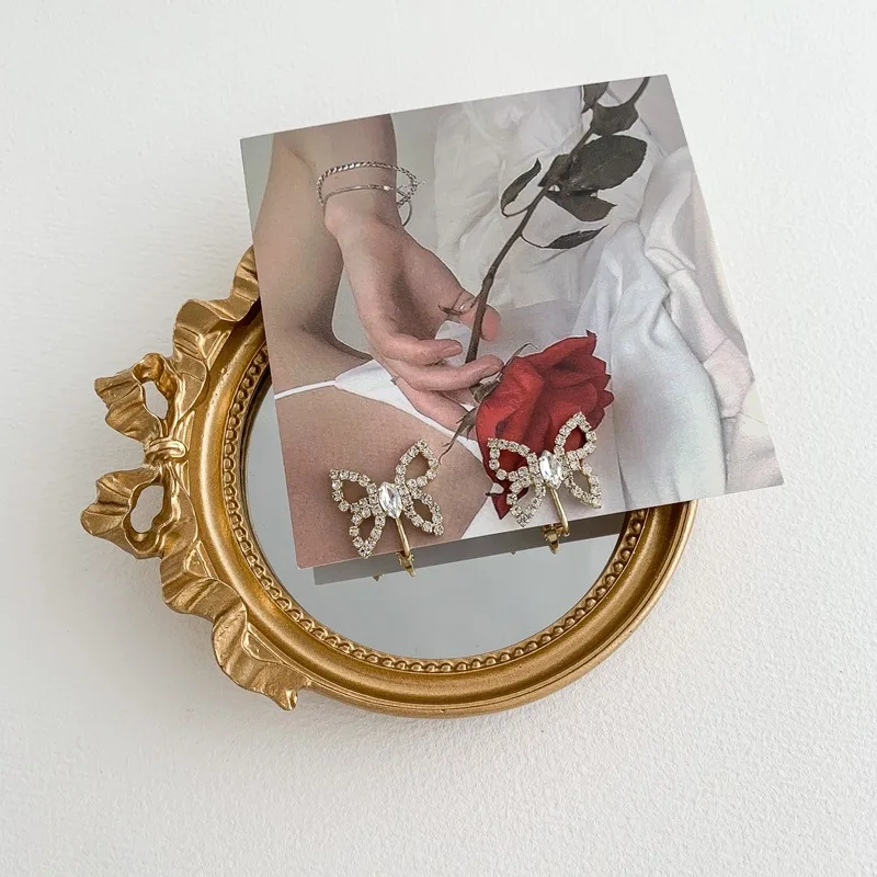 

Orgin Summer Korean Fashion Bling Bling Rhinestone Butterfly Unique Design Hollow Out Stud Earrings Wedding Jewelry Wholesale