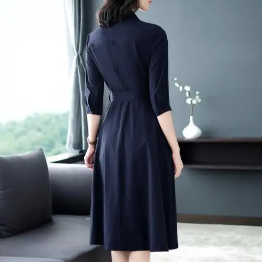 Короткое Темно-синее платье-рубашка с отложным воротником и поясом-бантом для