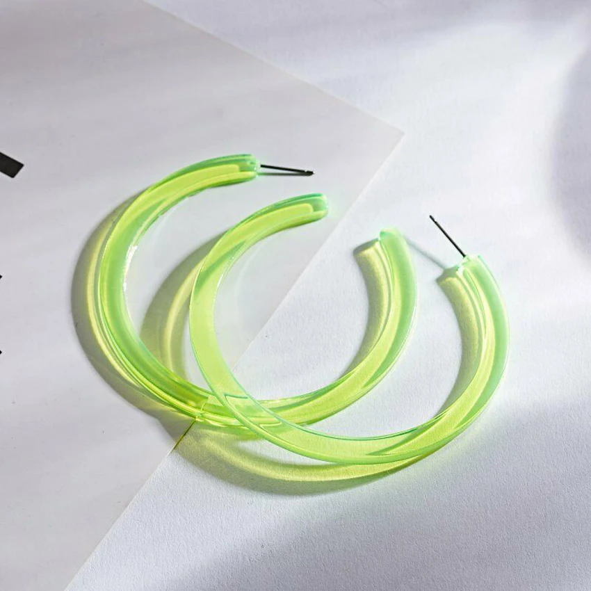 Женские большие акриловые серьги кольца массивные круглые из смолы ювелирные