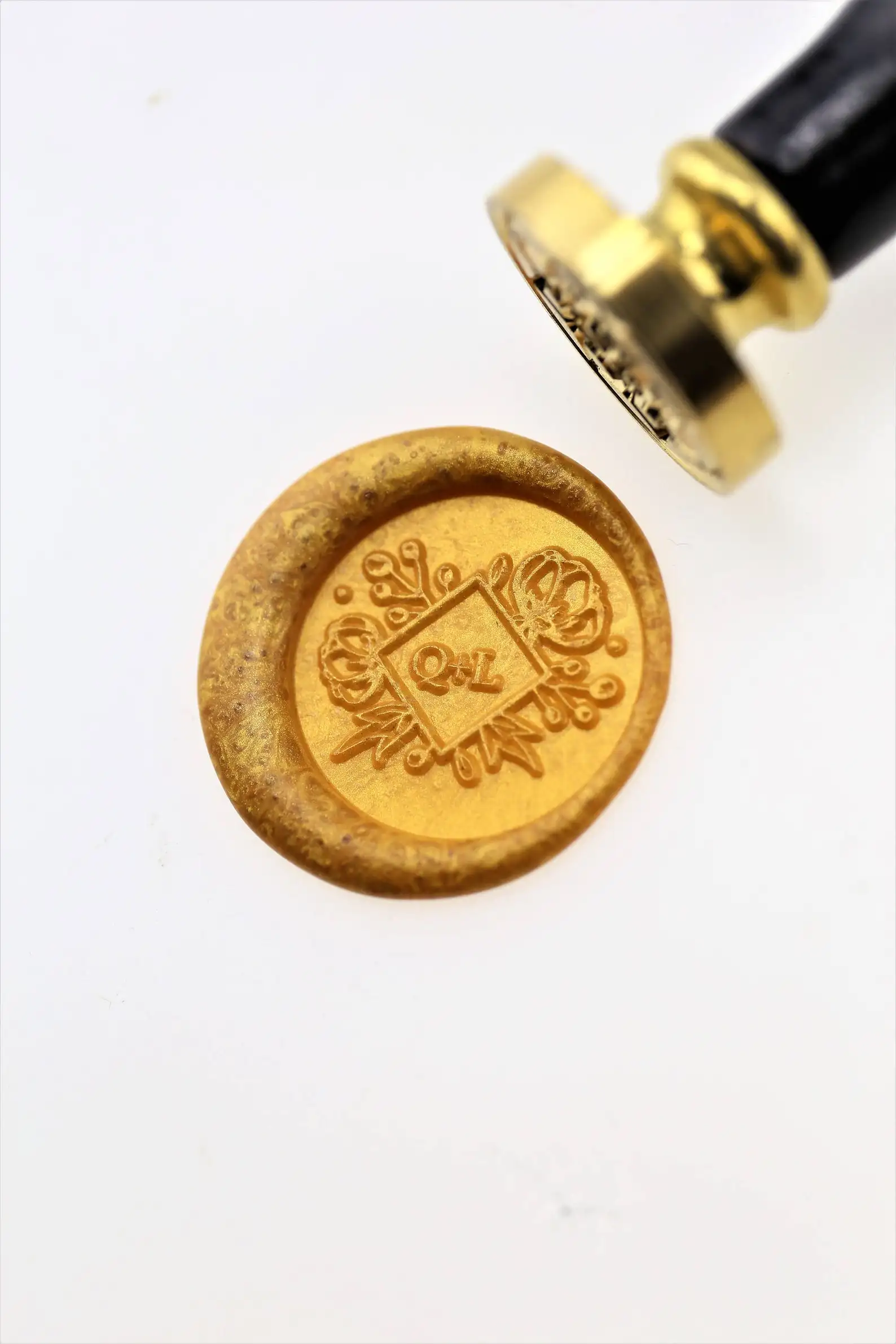 Фотообои с восковой печатью венка/Фотообои на заказ/Свадебное