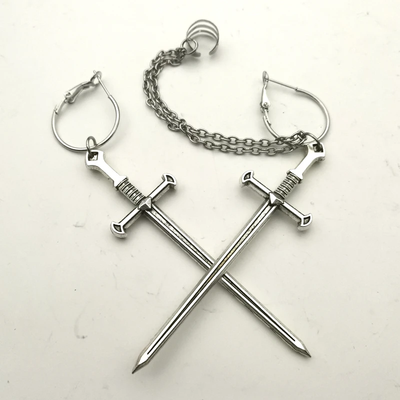Серьги клипсы с подвесками цепочками кинжал в стиле панк готика классные серьги