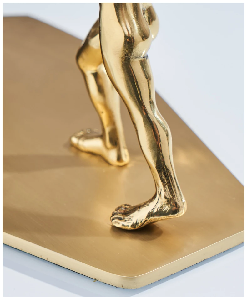 Креативный сильный человек толкает необычную стеклянную вазу скульптура фигура