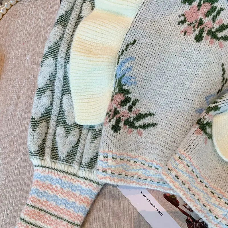 Женский трикотажный свитер с вышивкой и рюшами