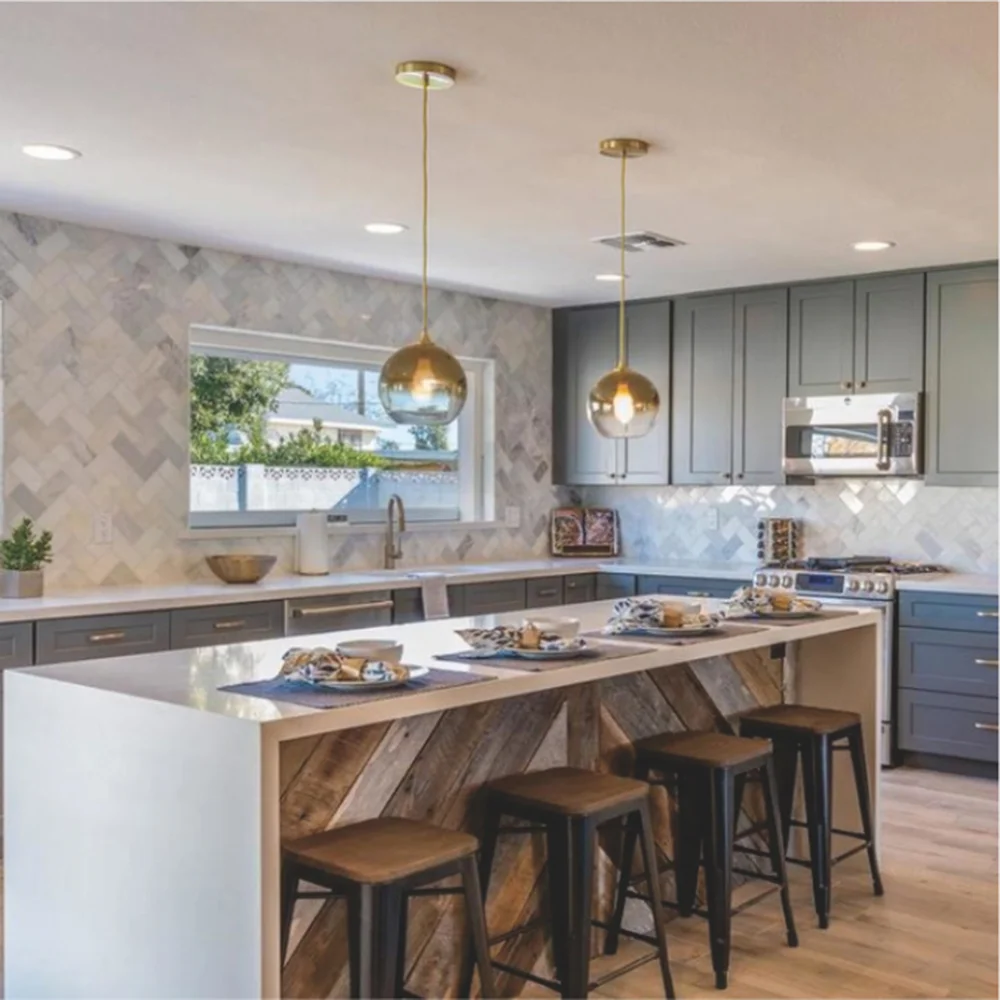 Современный круглый подвесной светильник в виде шара из серебристого и золотого