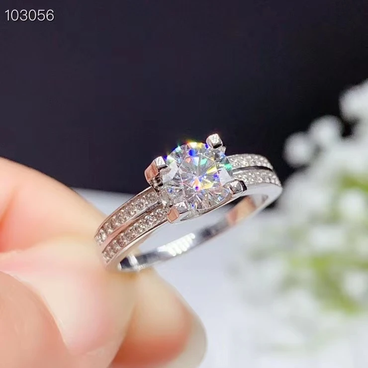 Промоакция нового магазина. Женское круглое кольцо с муассанитом из 18 каратного