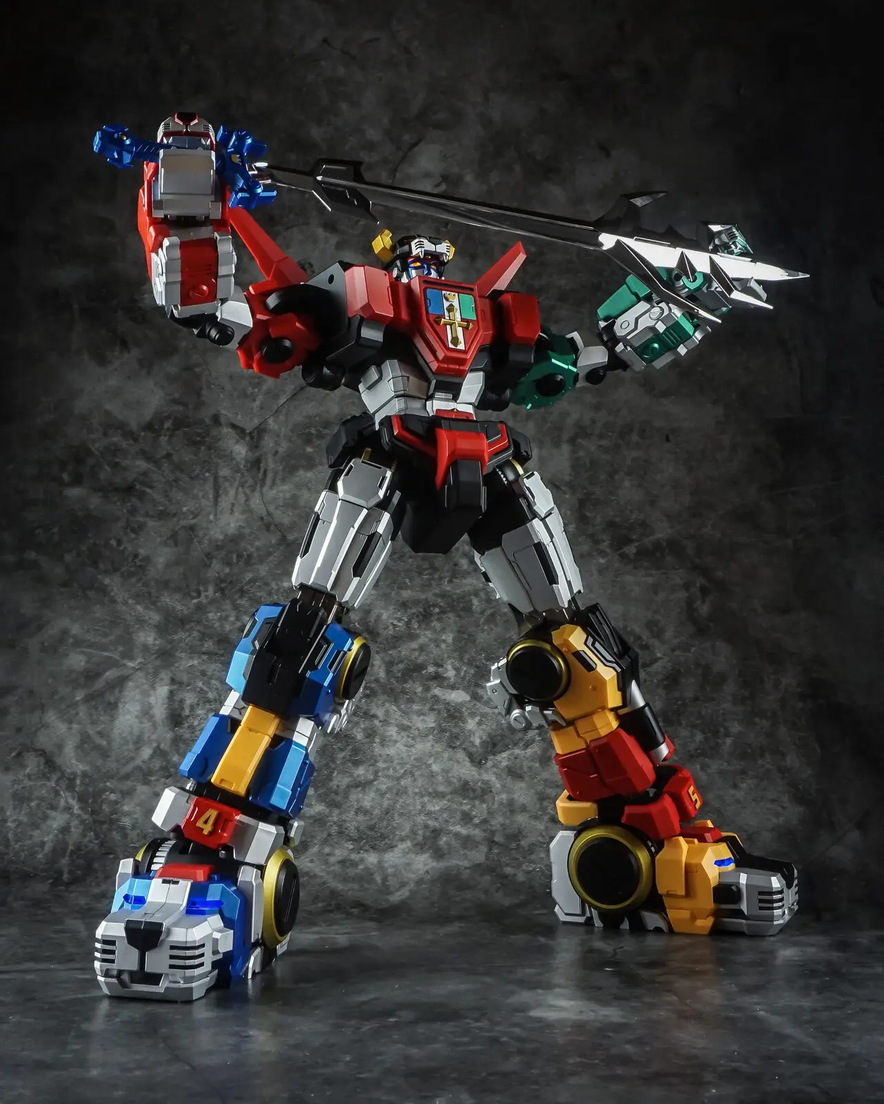 В наличии Titan модель TP01 чудовище король голион VOLTRON содержит светодиодный