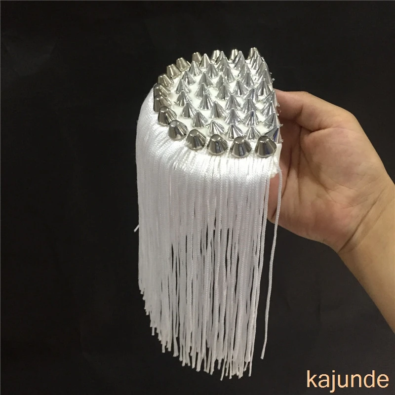 Комплект одежды из 2 предметов красный/белый/черный с бахромой и эполетами модная