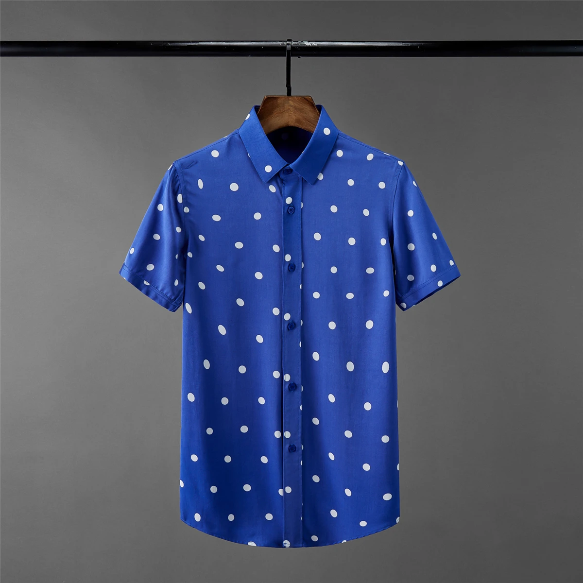 

Синие мужские рубашки Роскошные в горошек с коротким рукавом повседневные мужские рубашки размера плюс 4xl модные облегающие мужские рубашк...