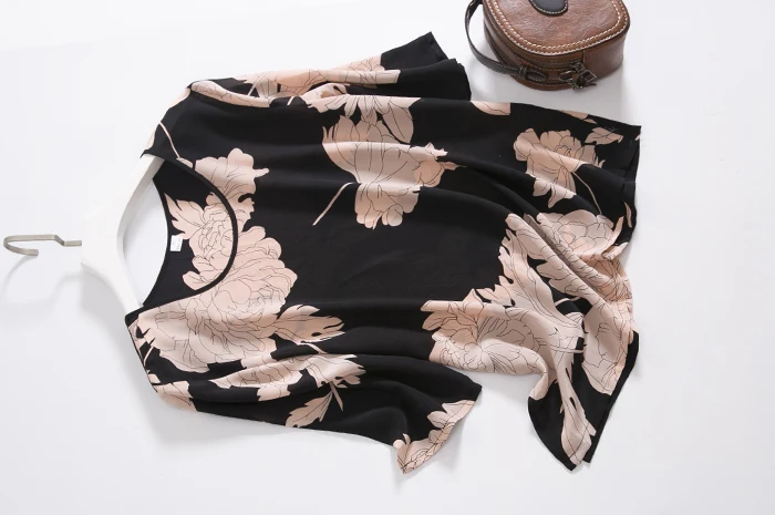 Неустановленная черно-розовая шелковая футболка из крепдешина с рисунком