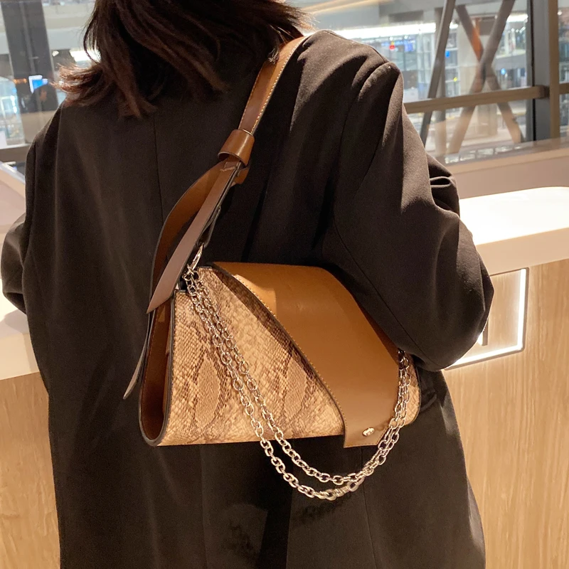 

Сумка на плечо со змеиным принтом для женщин, зимняя Классическая стеганая сумка-тоут с металлической цепочкой, роскошный вместительный кл...