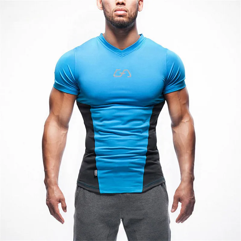 Футболка для спортзала. Спортивная обтягивающая футболка. Мужчина в обтягивающей футболке. Спортивный мужчина в футболке. Спортивные футболки мужские.