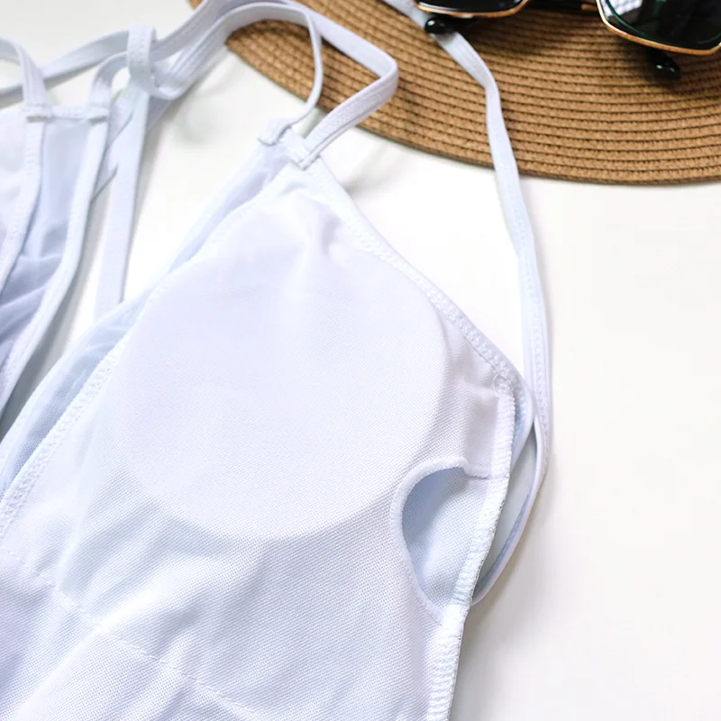 Сексуальный трикини с глубоким вырезом и тропическими пальмовыми листьями