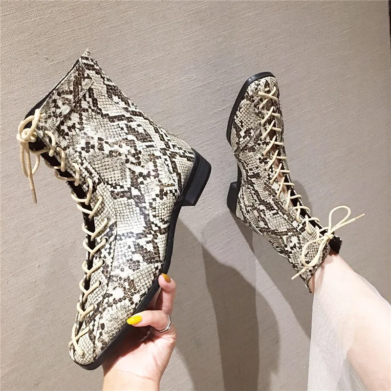 Женские ботинки из натуральной кожи красовки модные римские со змеиным принтом