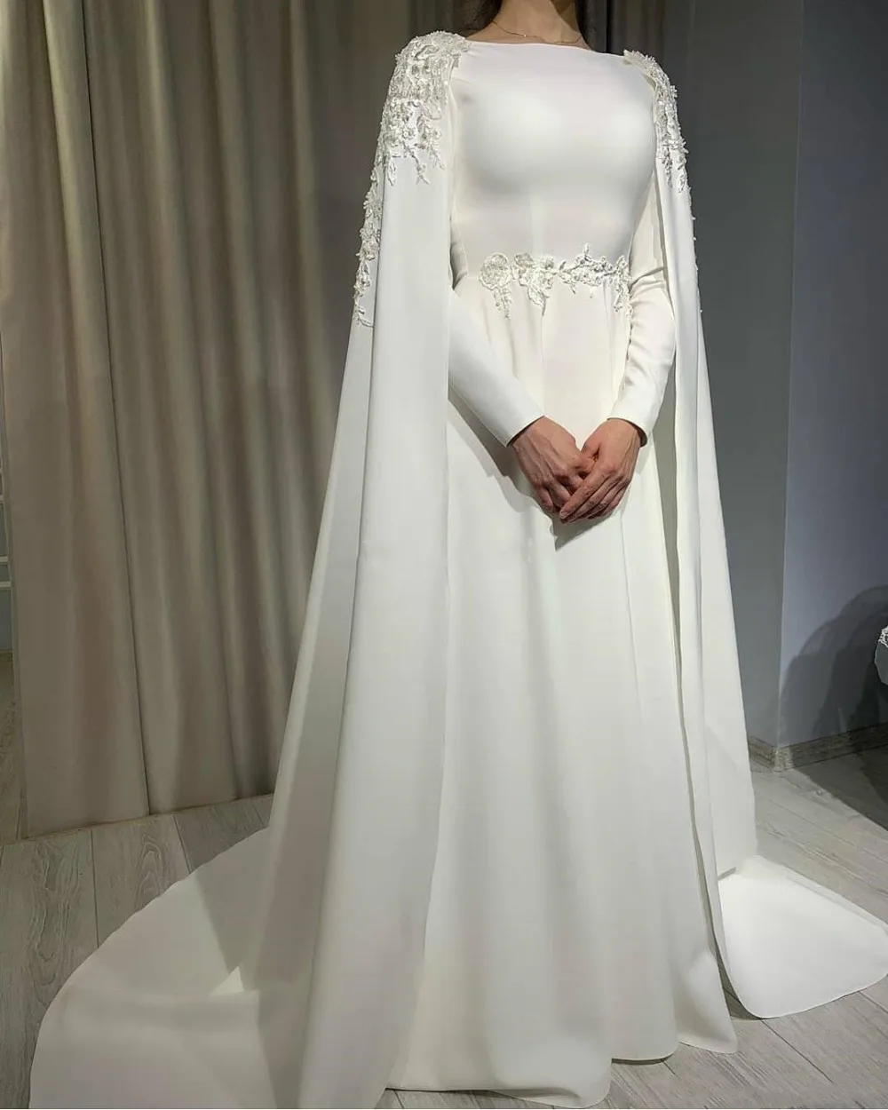

2021 Arabic Dubai Wedding Dresses With Wrap Bateau Bridal Gowns Cap Sleeve Sweep Train Appliques Beads Vestidos Mariee