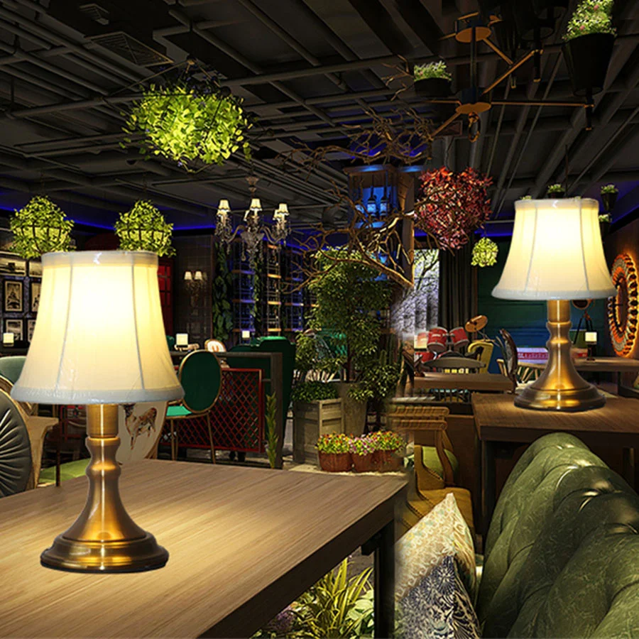 Винтажный светодиодный барный столик с абажуром из ткани прикроватный