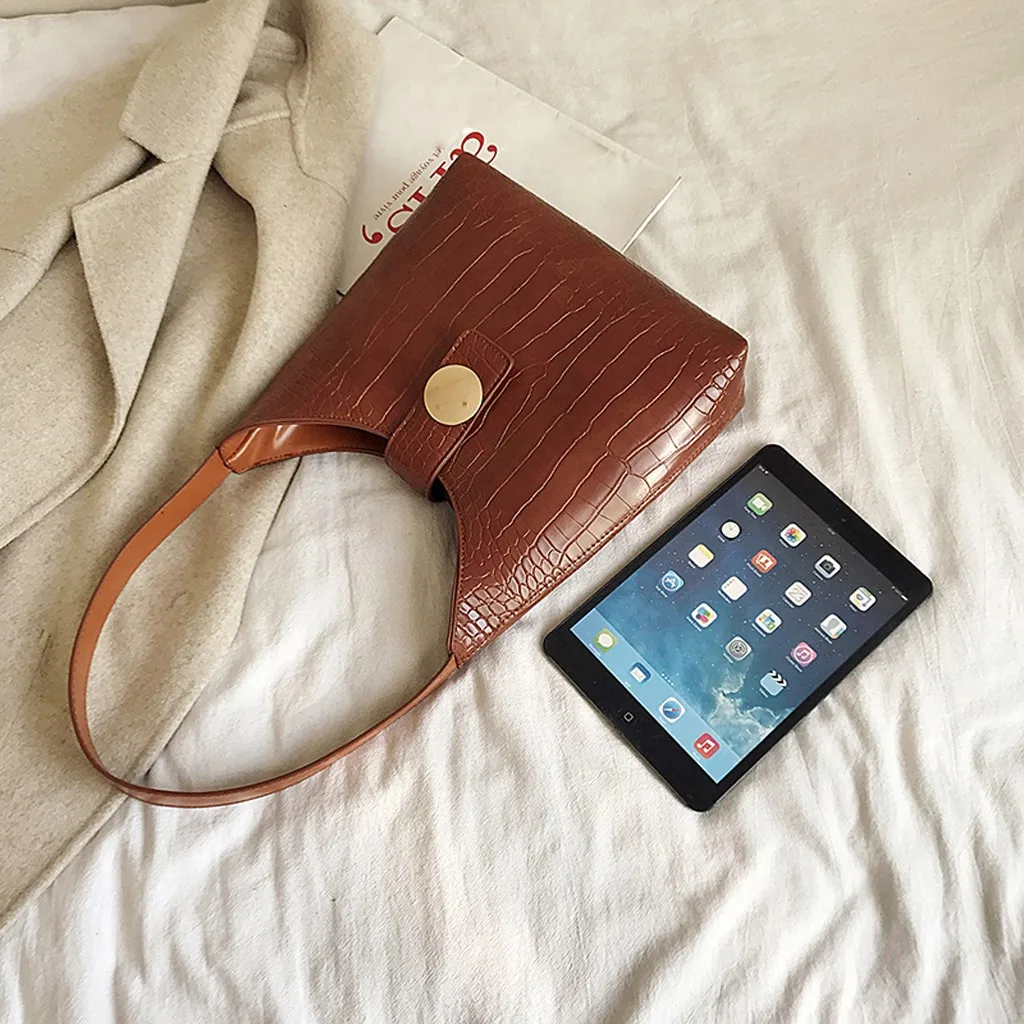 Модная женская сумка мессенджер трендовая вместительная кожаная на плечо