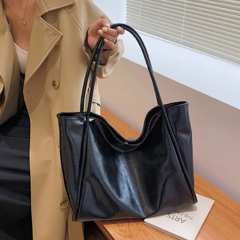 

Женская сумка из искусственной кожи, сезон зима 2021, трендовые сумки на плечо, женская модная брендовая сумка для покупок, вместительные одно...