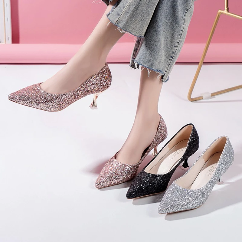 Женские свадебные туфли на шпильке серебристые с острым носком и кристаллами