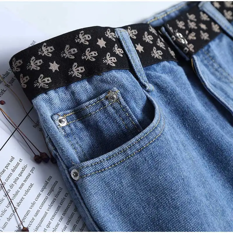 Длинная юбка из денима с контрастным принтом завышенной талией и разрезом сзади