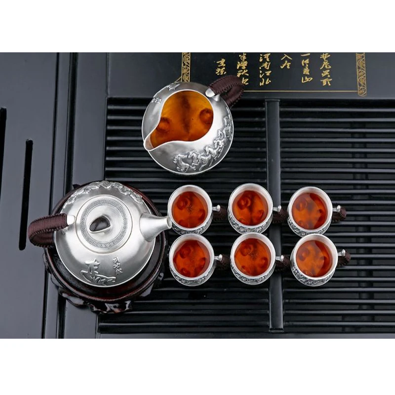 Рисунок 3 - Чайник из серебра 999 пробы в стиле ретро