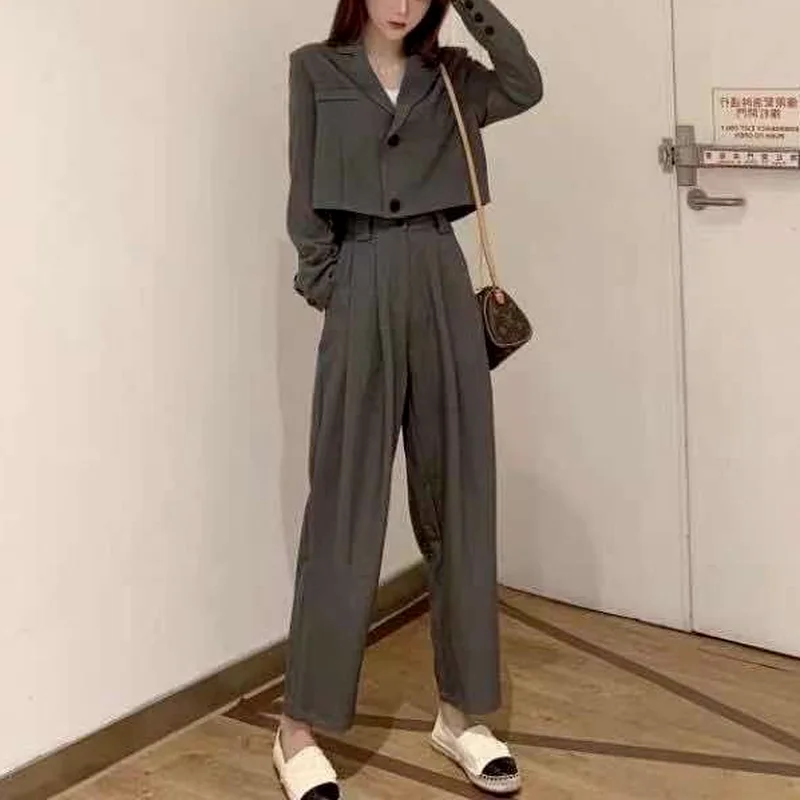 Женский блейзер с длинным рукавом серебристо серого цвета для офиса и работы