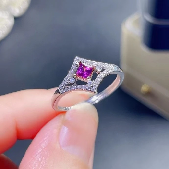 

Женское кольцо из серебра 925 пробы с натуральным красным гранатом