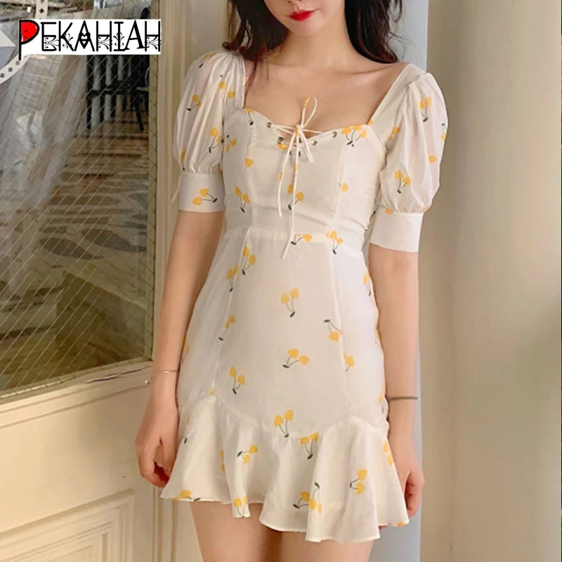 Женское винтажное мини платье белое пляжное на шнуровке с рюшами желтое