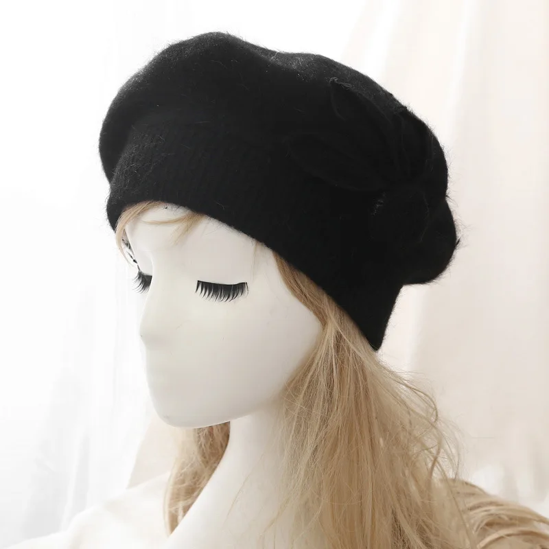 Осенне зимние женские шапки береты из кроличьего меха украшенные цветами модные
