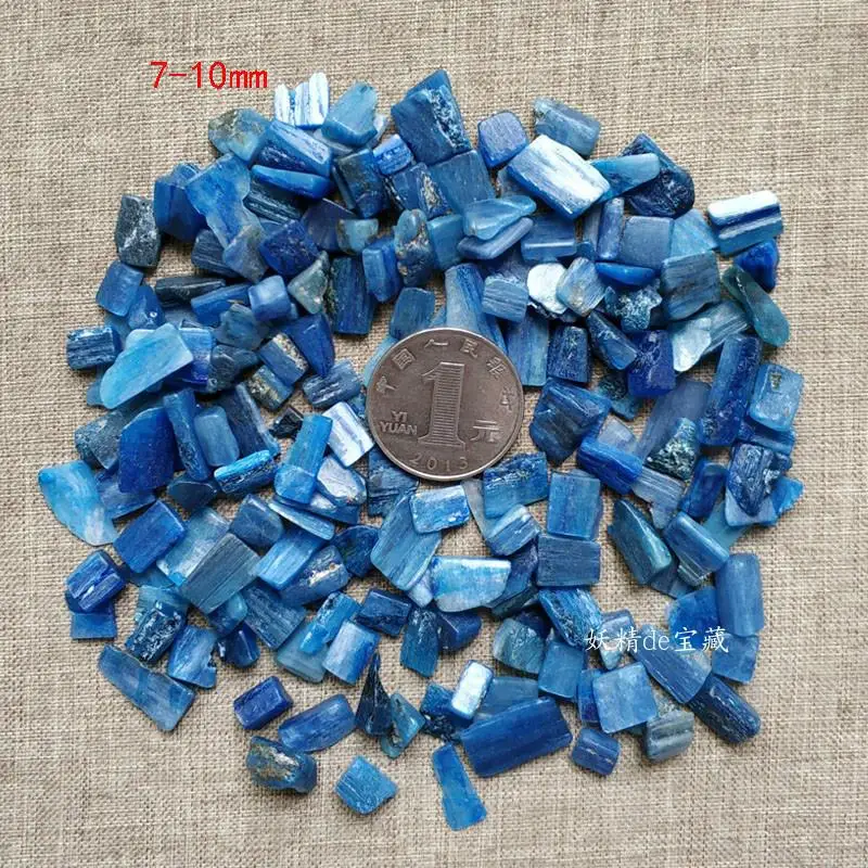 100 г натуральный кианитовый камень с украшением в виде кристаллов частицы