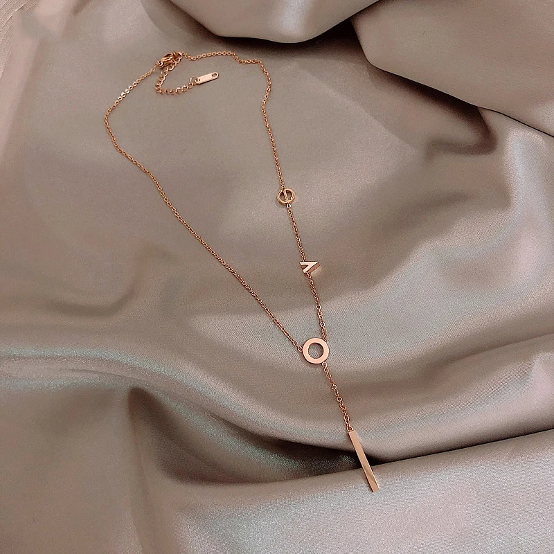 

2021 new Simple ladies love letter titanium steel necklace fashion Korean jewelry sexy clavicle chain party trendsetter Necklace