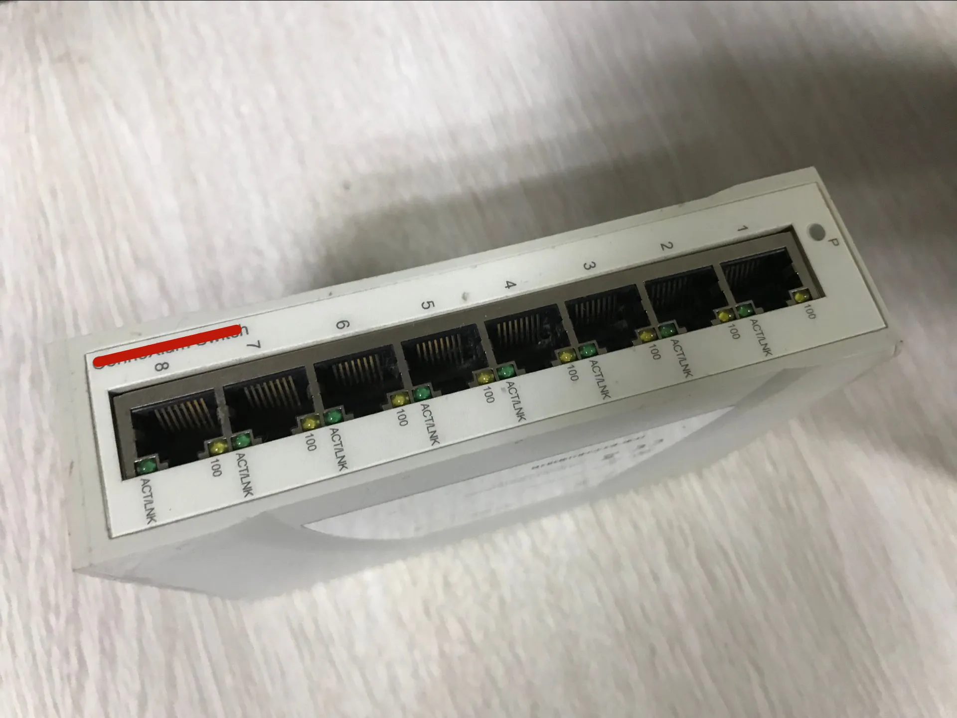 

TCSESU083FN0 unmanaged switch, copper twisted pair