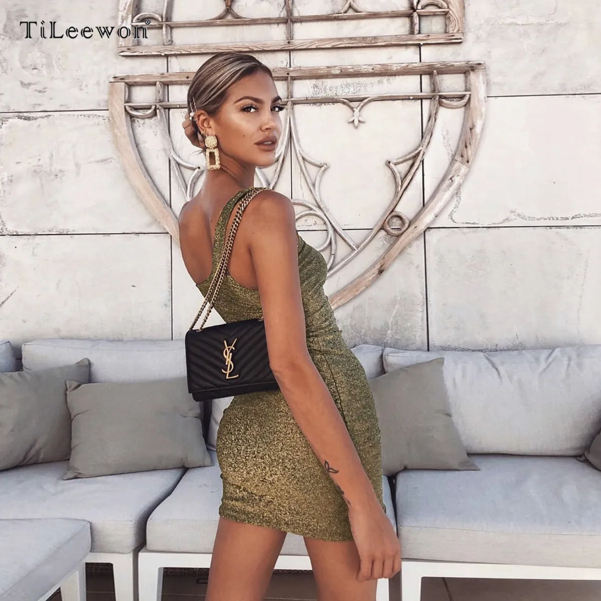 Женское облегающее платье на одно плечо золотистое и серебристое повседневное