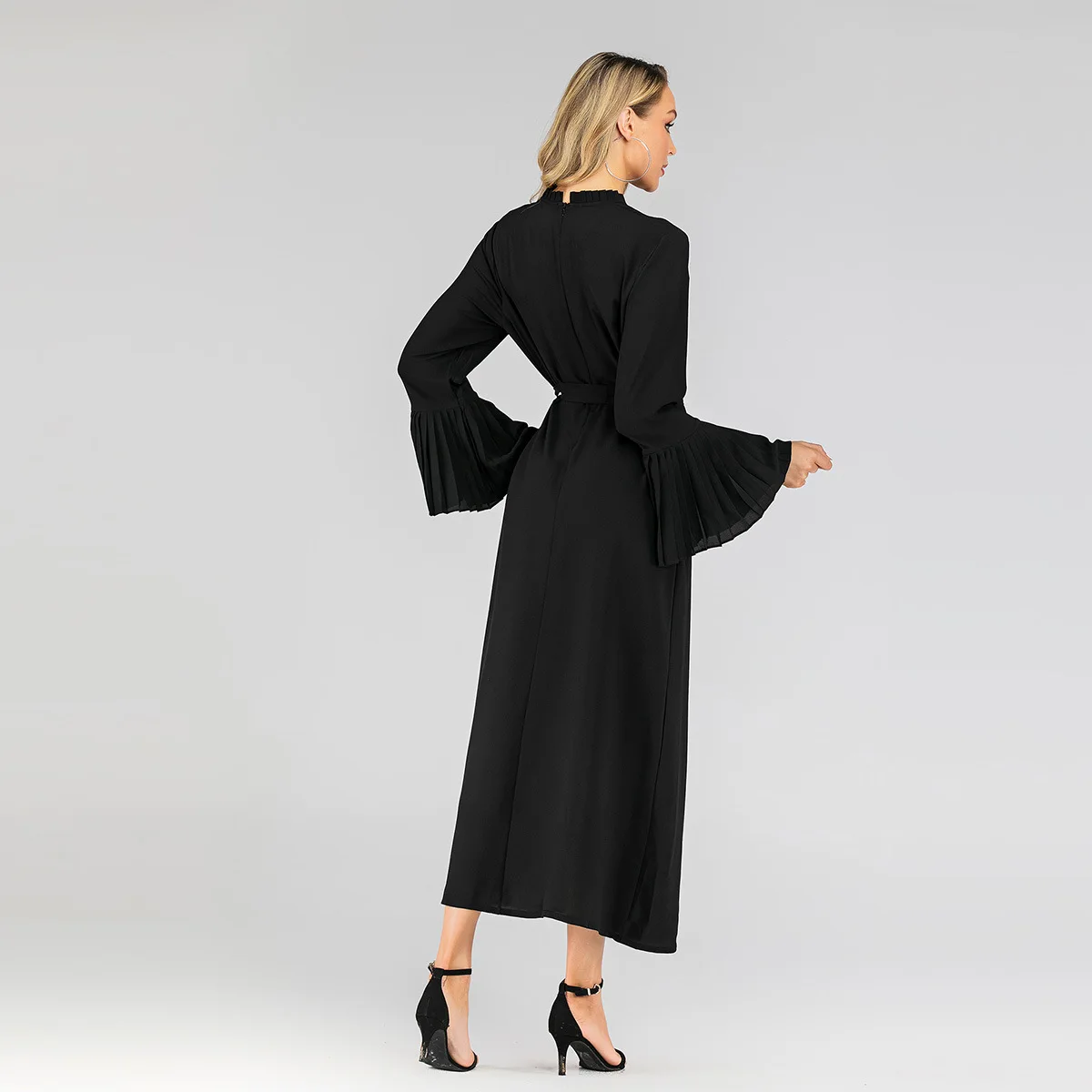 Женское платье с длинным рукавом круглым вырезом и складками в мусульманском