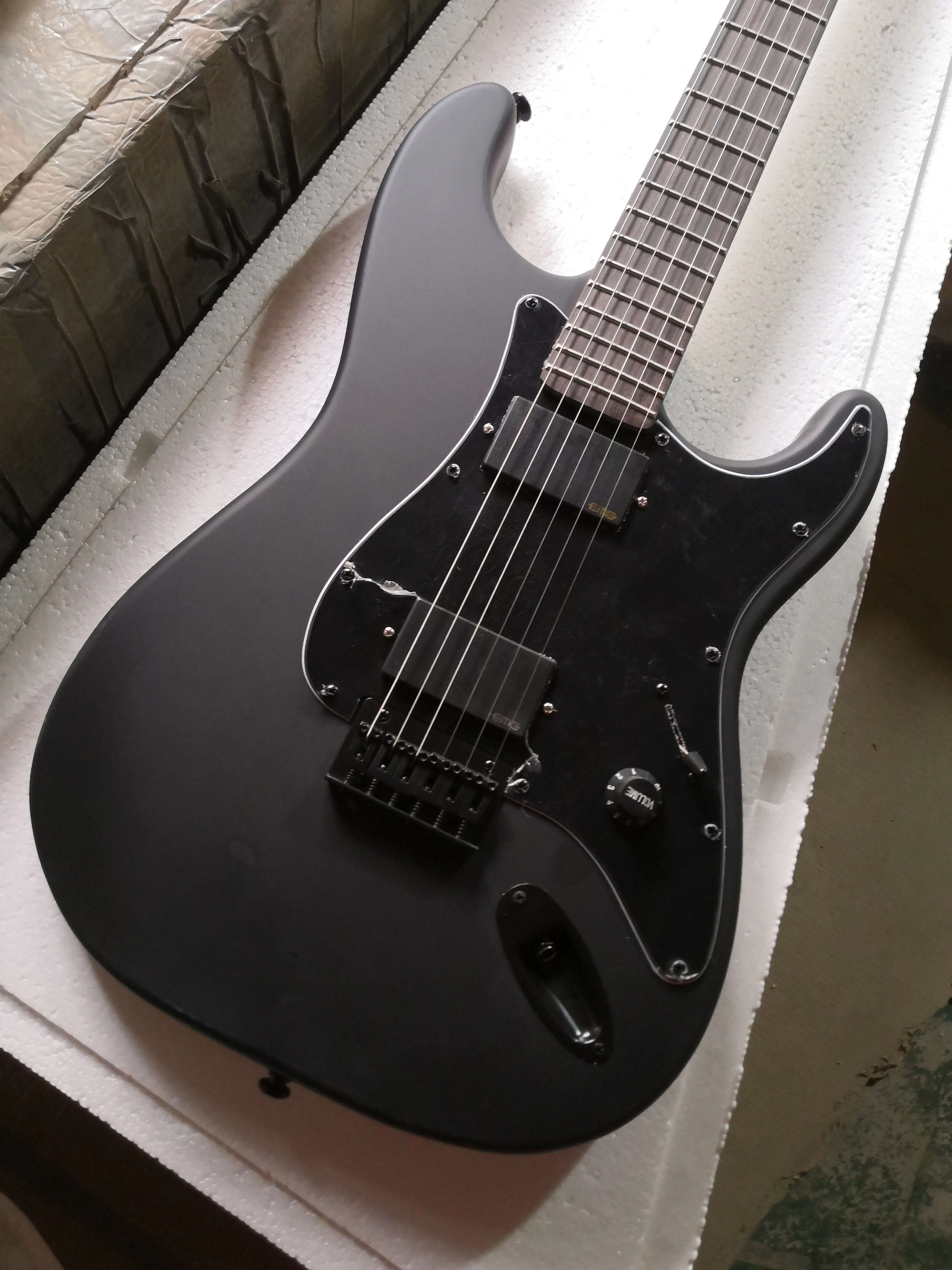 

Factory custom shop Newest Custom black white Matte black big headstock ST electric guitar Free shipping