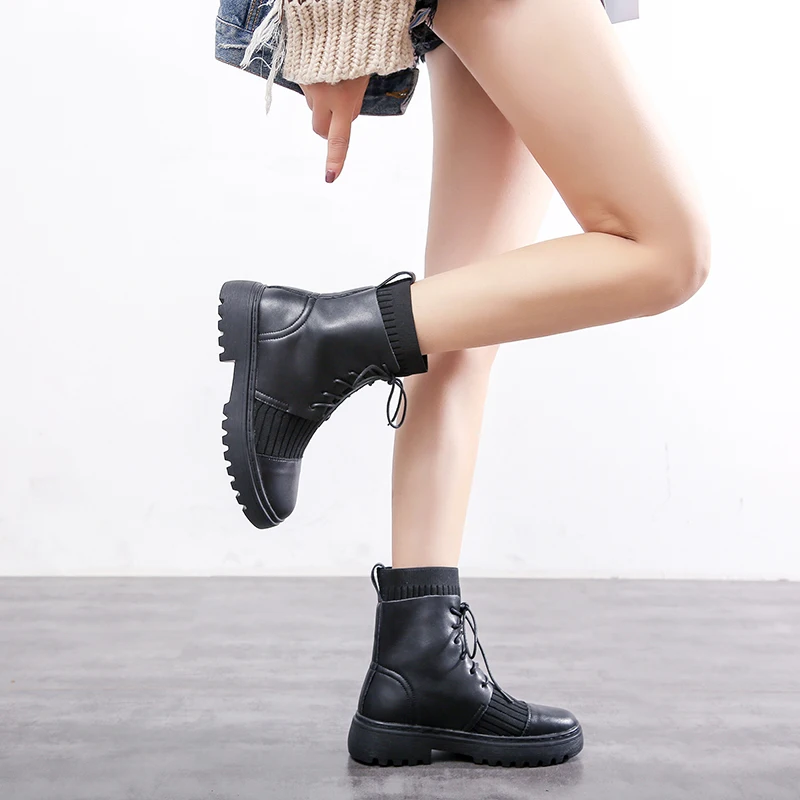 Женские ботинки байкерские черного цвета на плоской подошве со шнуровкой