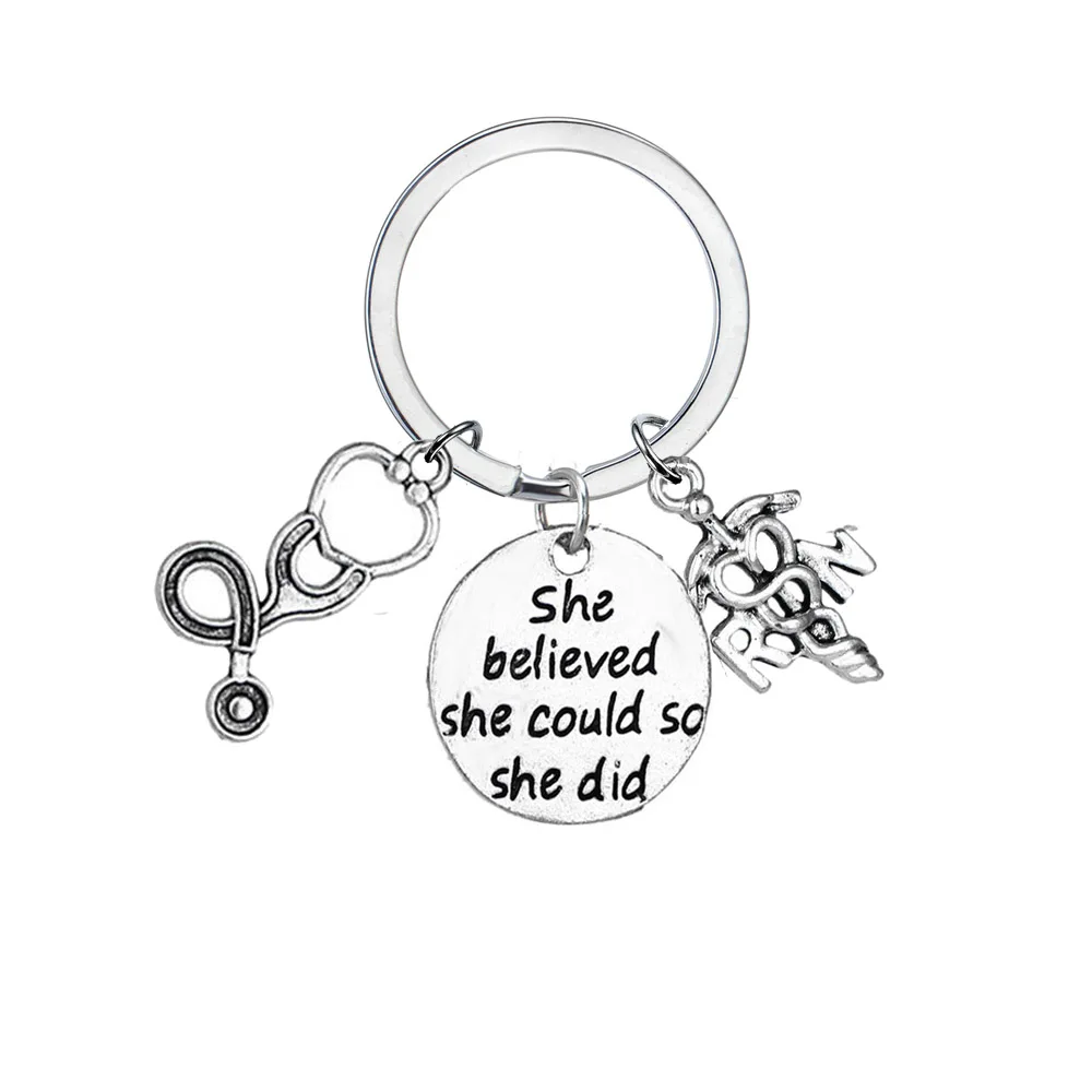 Ключницы Inspire с гравировкой слов "Она верила, что могла, и сделала это" в виде стетоскопа и медсестринской шапочки, подвески-брелки для ключей, ювелирные украшения.