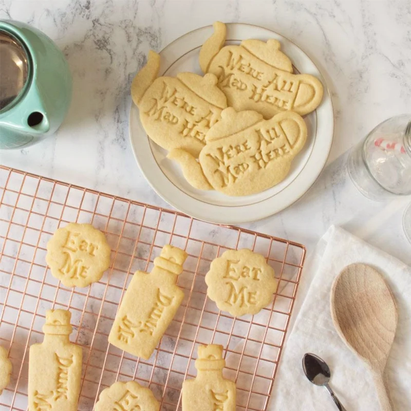 Eat Me торт Алиса в стране чудес Сумасшедший чайник напиток мне десерт цитаты резак