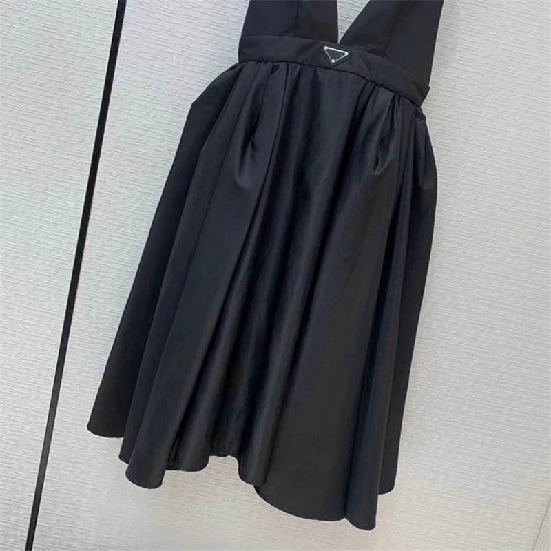 

2021 early spring new style big pocket triangle label functional wind chest slimming sleeveless strap dress female