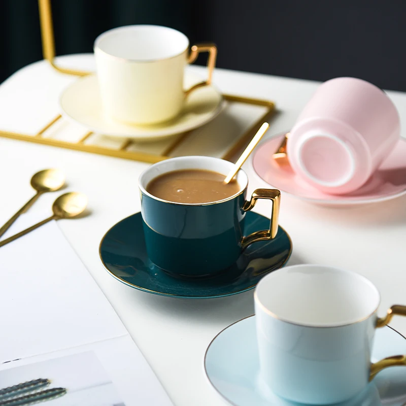 

Classic Ceramic Coffee Cups Mugs Round Tea Drinkware Spoon Saucer Set Golden Edges and Handles Creative Design 210617-07