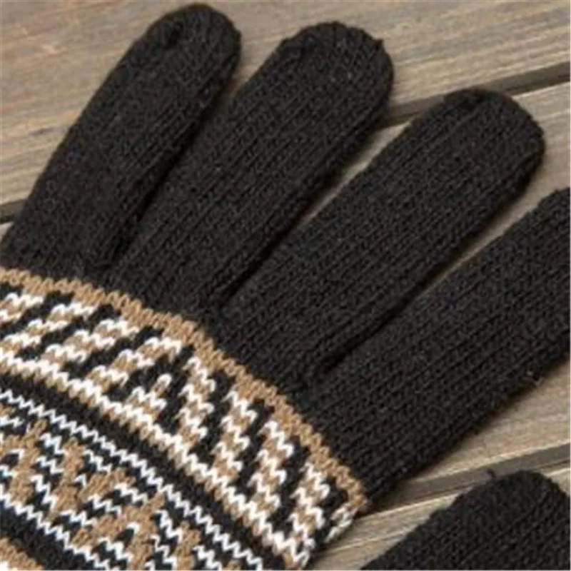 Жаккардовые полностью соответствуют теплым перчаткам бархатные зимние