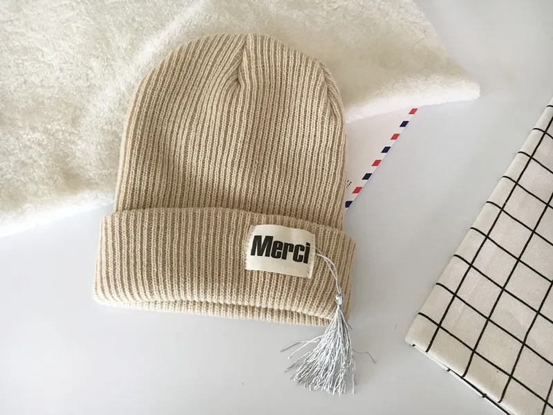Новая осенне зимняя индивидуальная шерстяная шапка с кисточками и этикетками