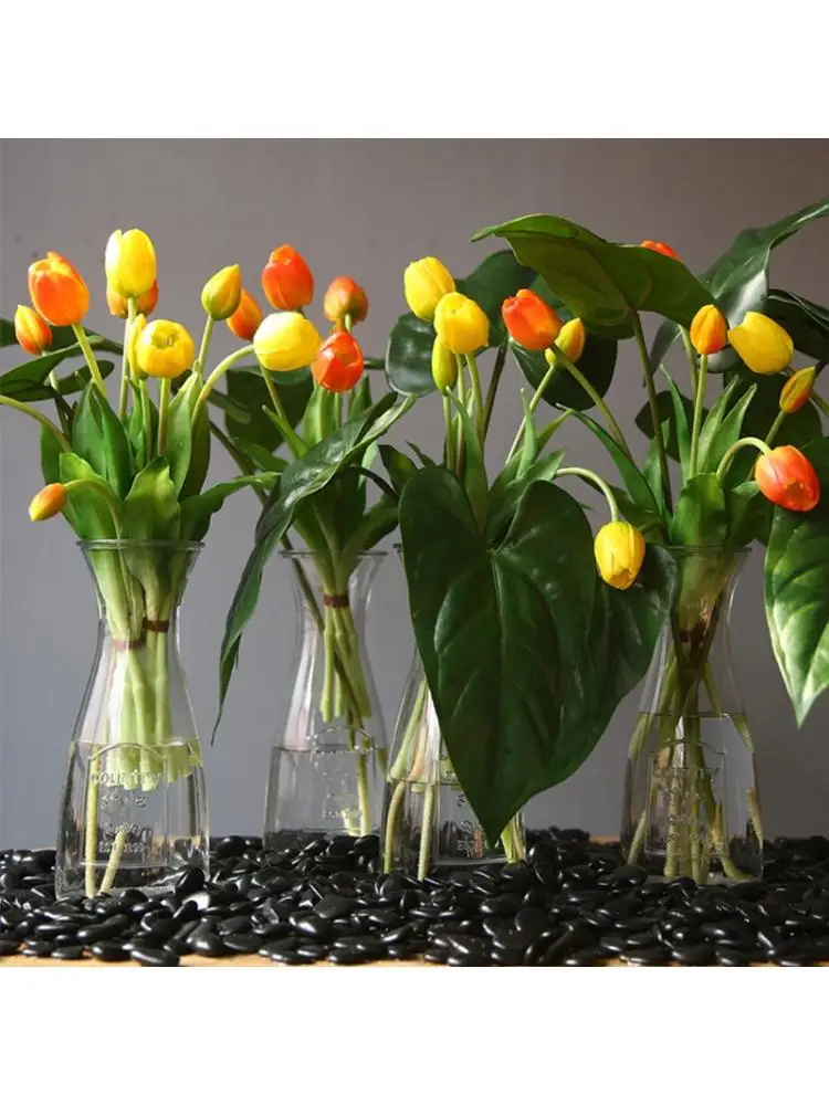 

Artificial T ulip Bundle with 4 T ulips and 1 T ulip Buds C7AC