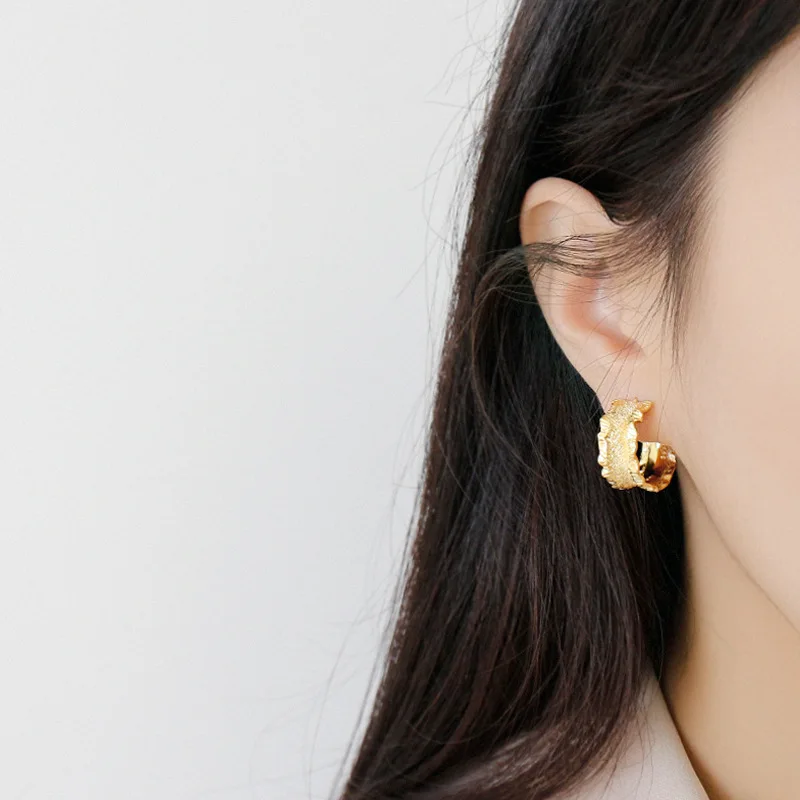 Серебристые широкие серьги-гвоздики серебристого цвета с волнистой