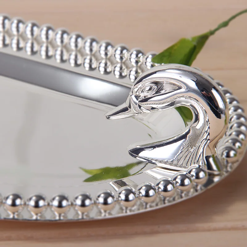 Блюдо из жареной утки с гусиной головкой Посеребренная металлическая тарелка